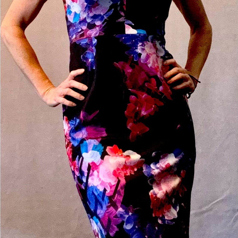 Betsey Johnson V neck slim fit midi short sleeve dress